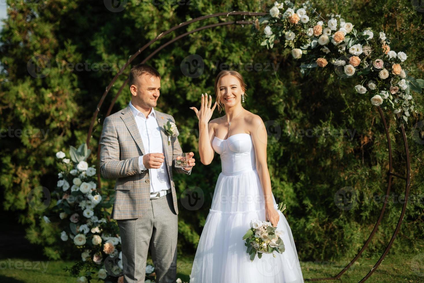 mariage la cérémonie de le jeunes mariés sur le clairière photo