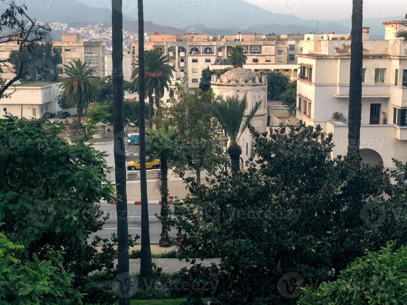 Stupéfiant vue de le idyllique doital jardin dans le animé ville de Tétouan photo