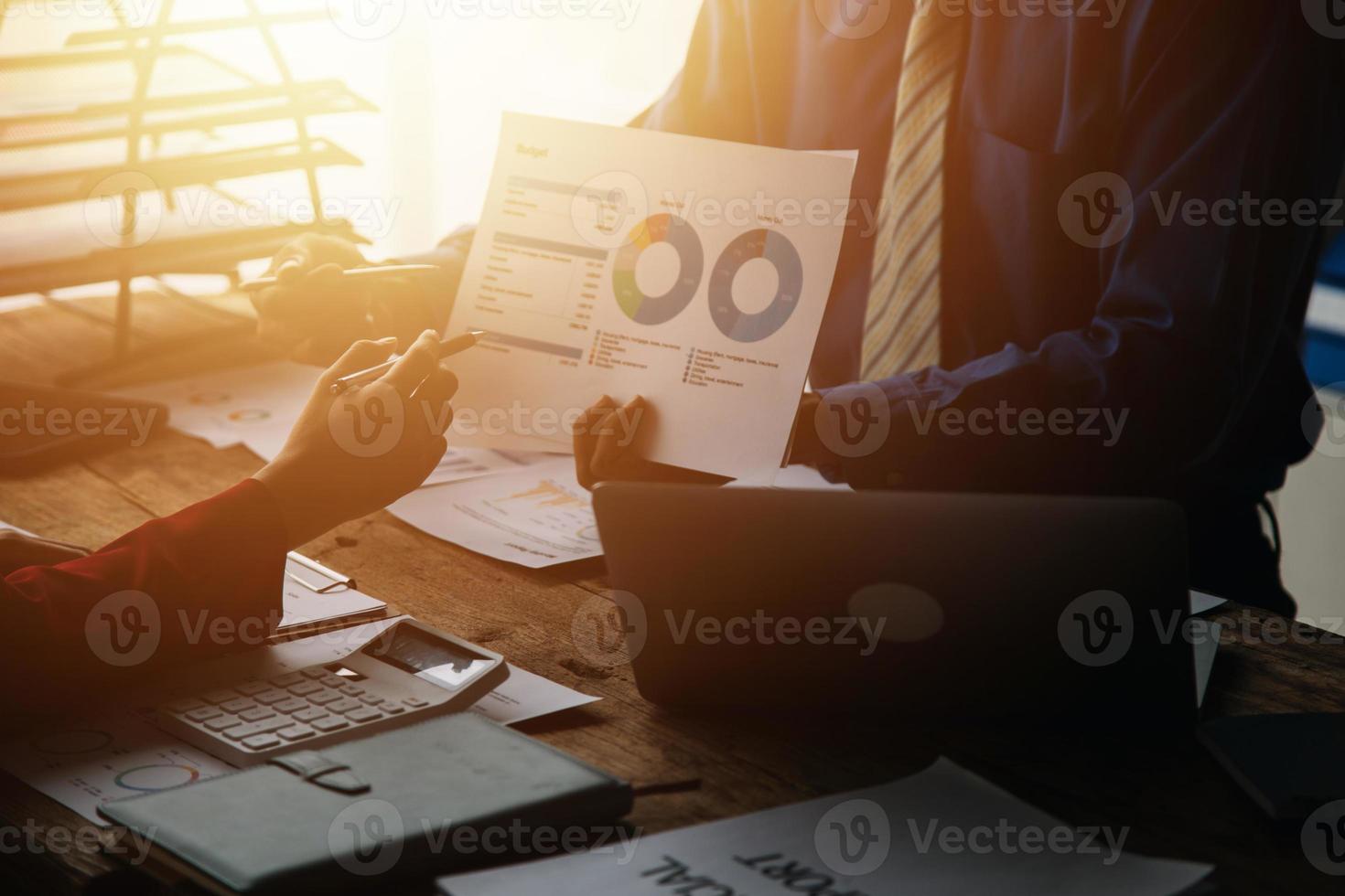 homme d'affaires travaillant au bureau avec des documents sur son bureau, faisant de la planification analysant le rapport financier, investissement dans le plan d'affaires, concept d'analyse financière photo