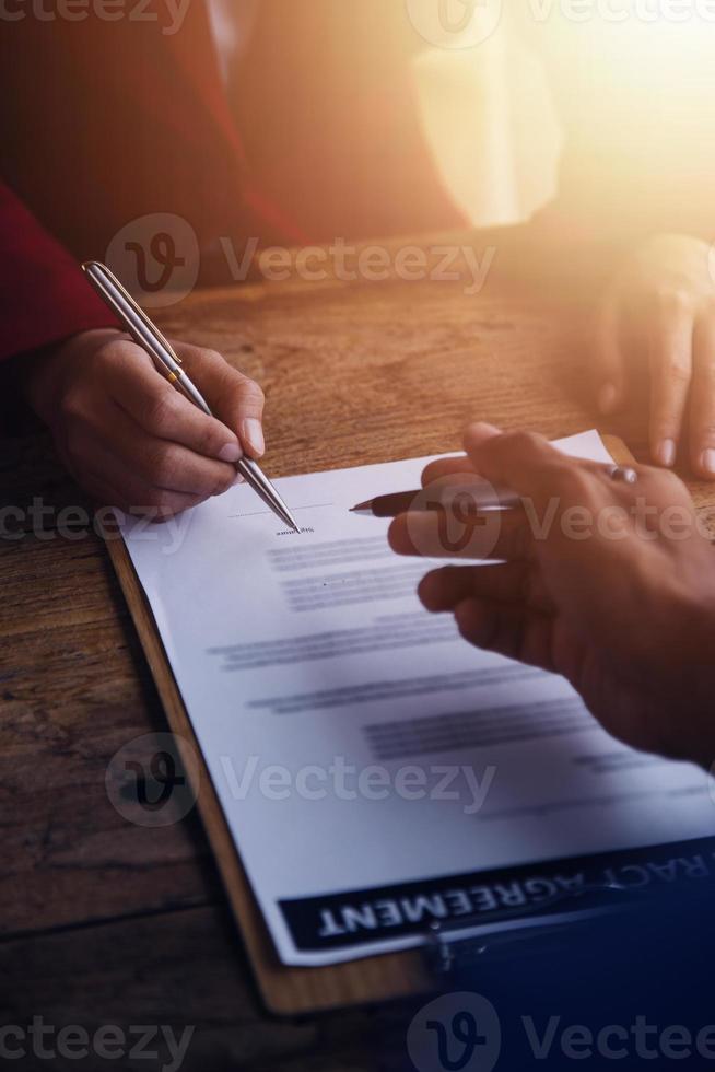 agent de courtage immobilier présentant et consultant le client pour la prise de décision signant un accord de formulaire d'assurance, modèle d'achat et de vente de maison, concernant l'offre de prêt hypothécaire et l'assurance habitation photo