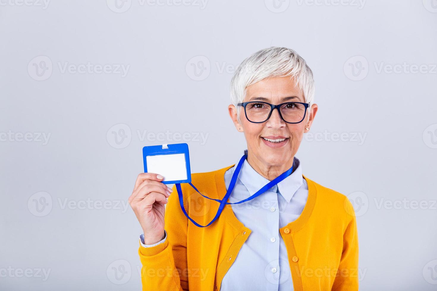 femme porter Vide verticale id badge maquette, supporter isolé. Nom étiquette sur cou et poitrine. la personne identité étiqueter. femmes dans chemise uniforme avec vide id carte moquer en haut. femme d'affaire cordon conception. photo