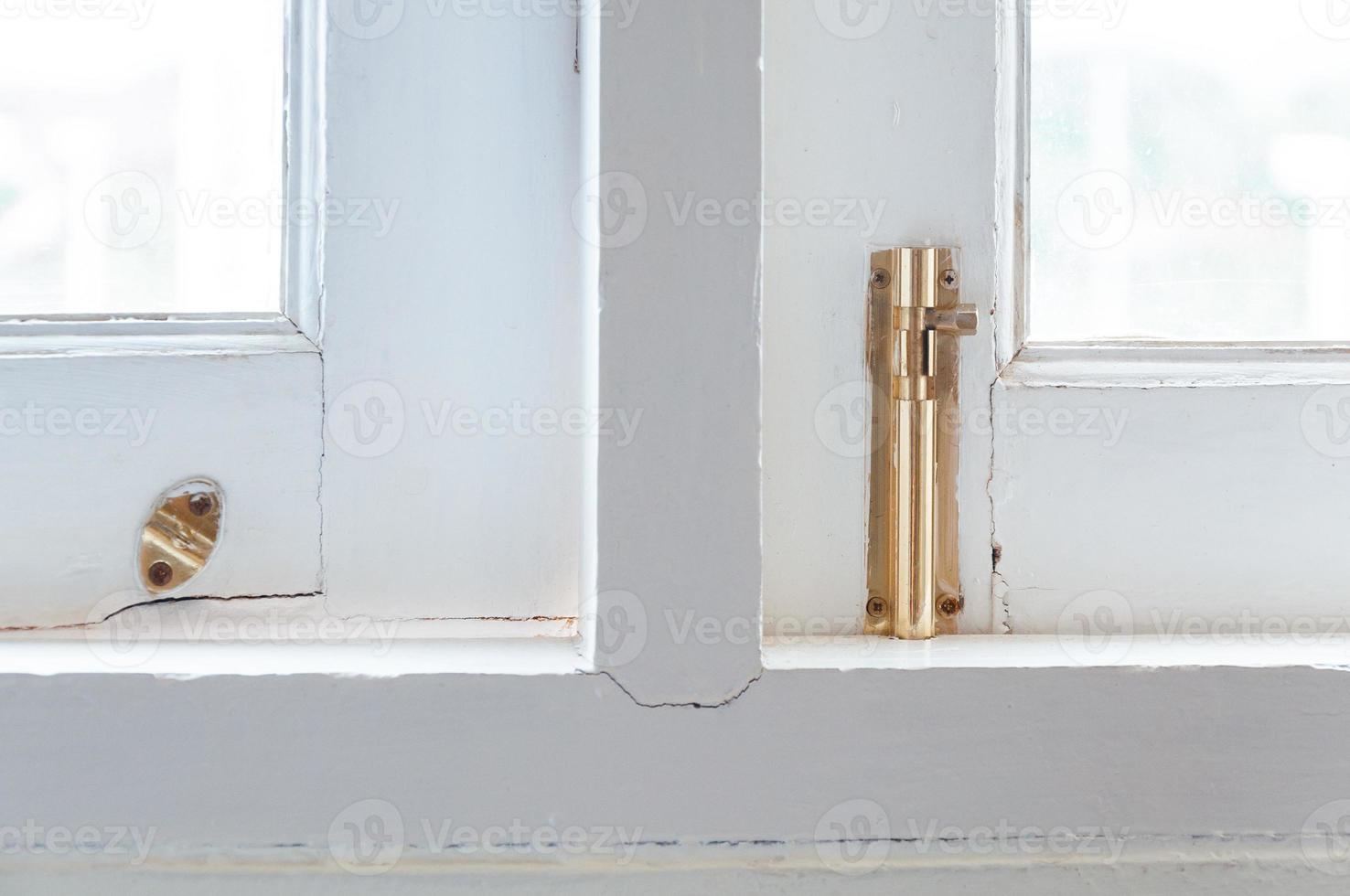 crochet de fenêtre en laiton 1960288 Photo de stock chez Vecteezy