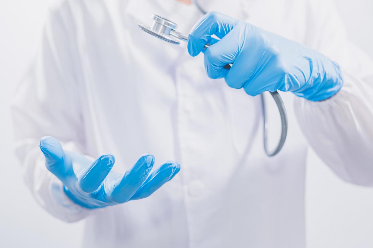 le médecin s'est emparé du stéthoscope photo