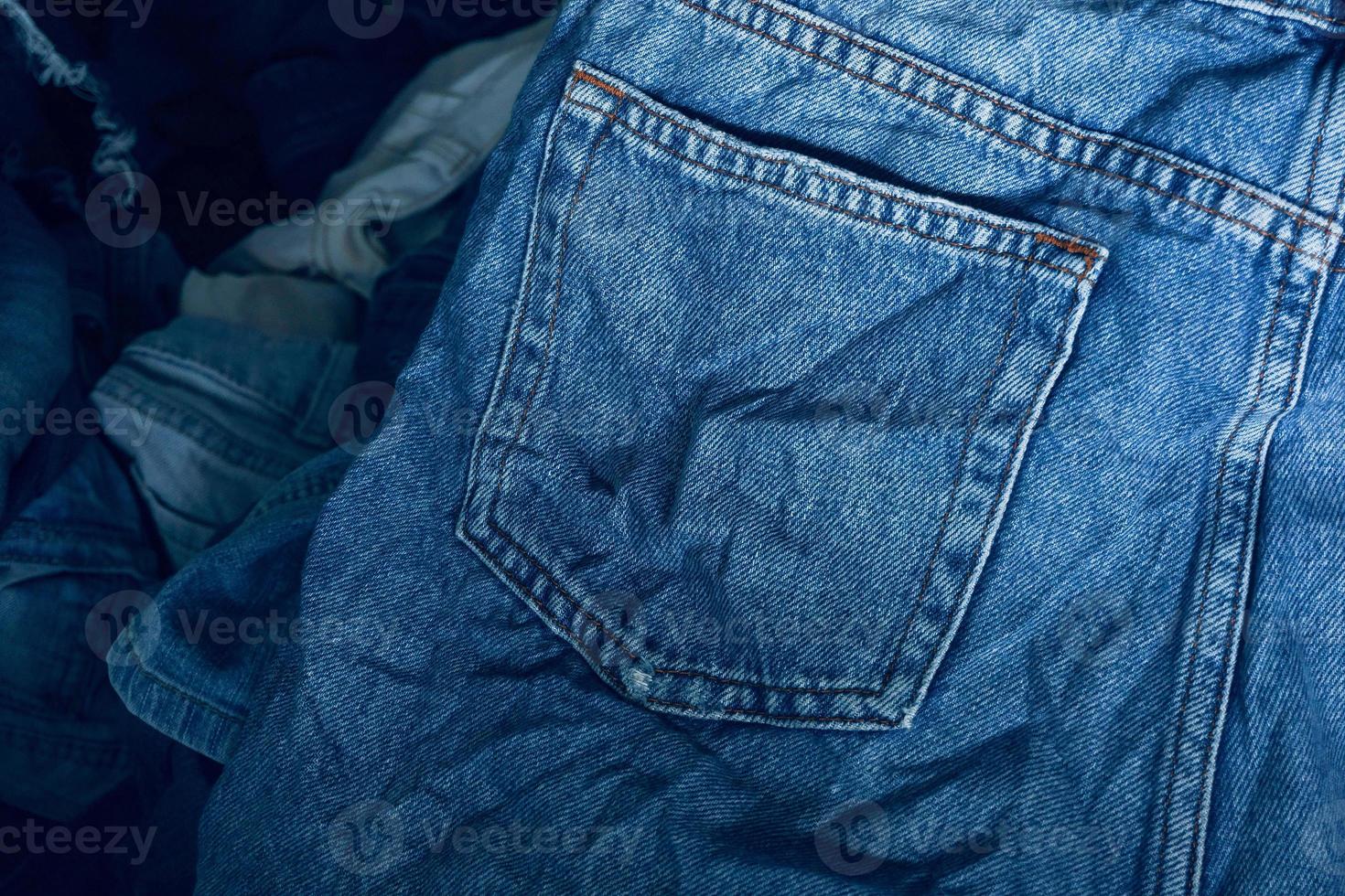 en tissu texture, proche en haut de bleu denim jean texture avec retour poche détail..détruit déchiré classique denim bleu jeans patchs, bannière mode Contexte photo