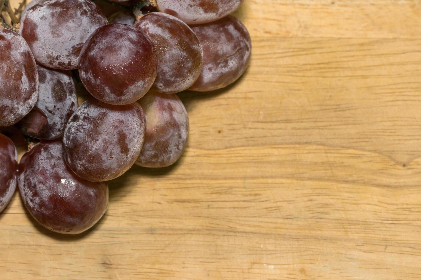 raisins macro sur table en bois photo