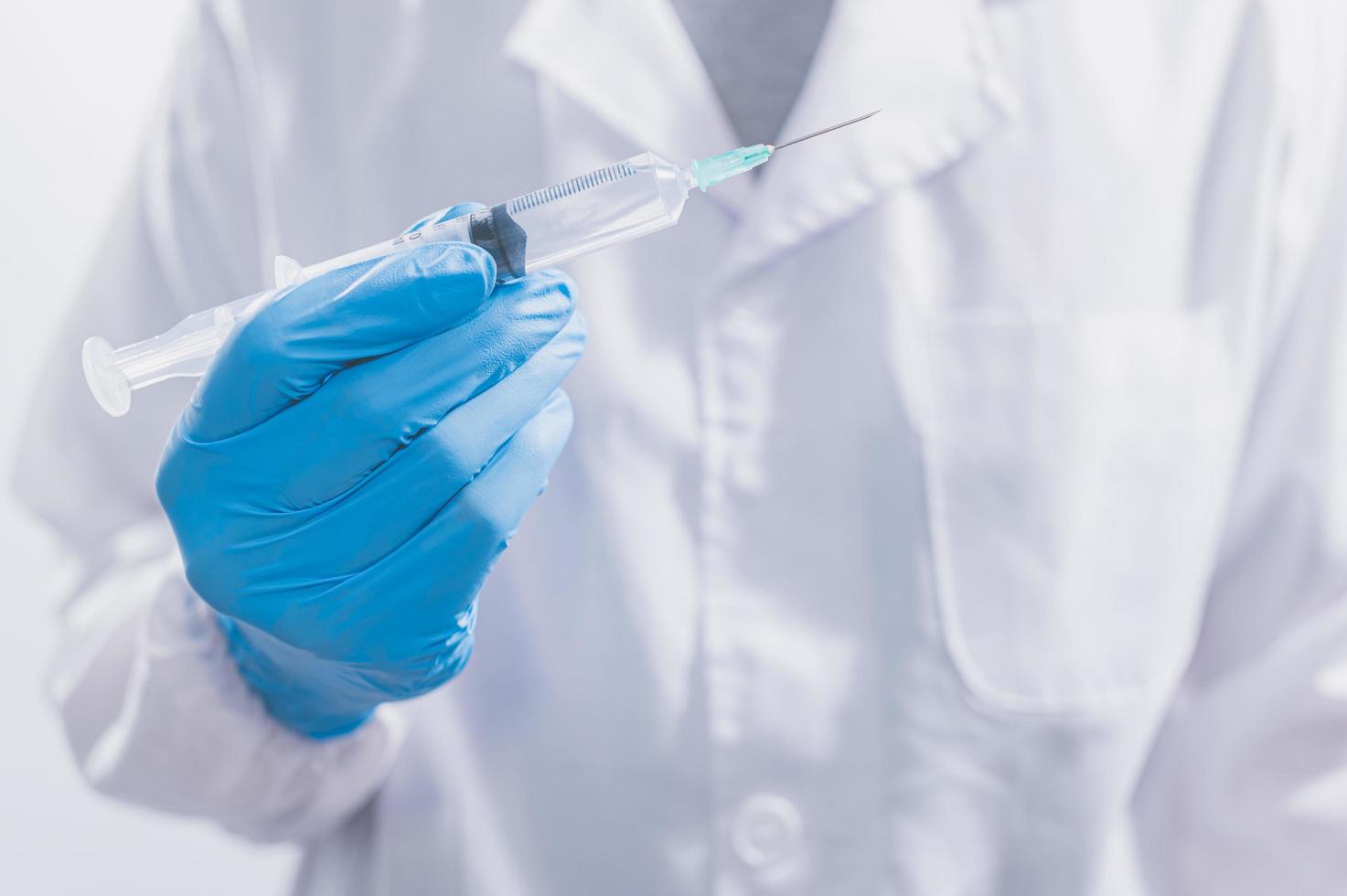 médecin avec un vaccin pour lutter contre le covid-19 photo