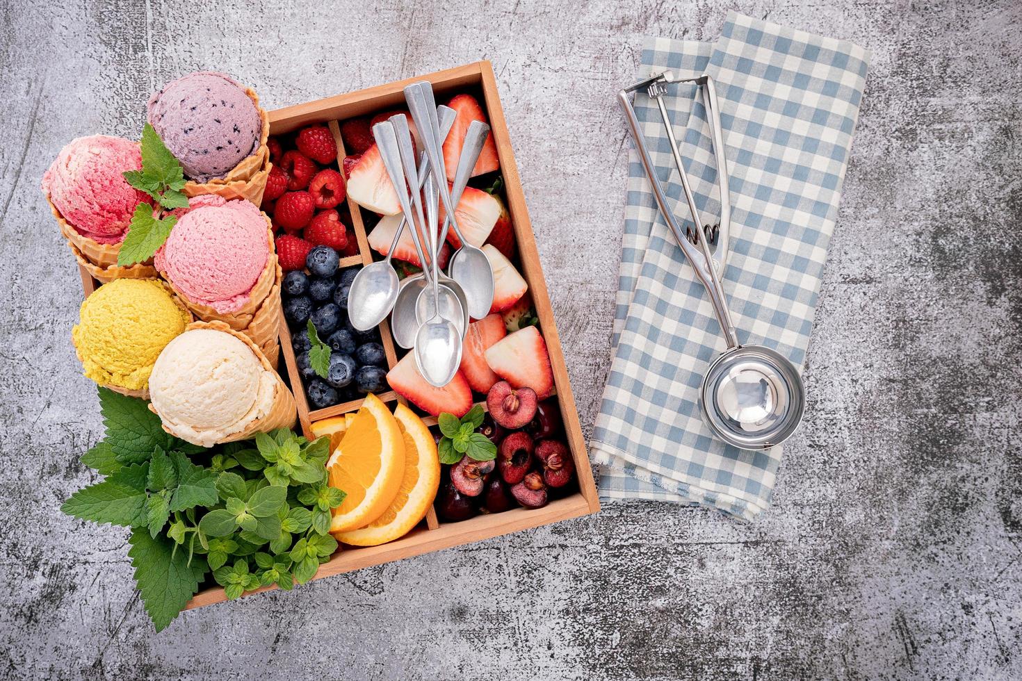 crème glacée et garnitures dans une boîte photo