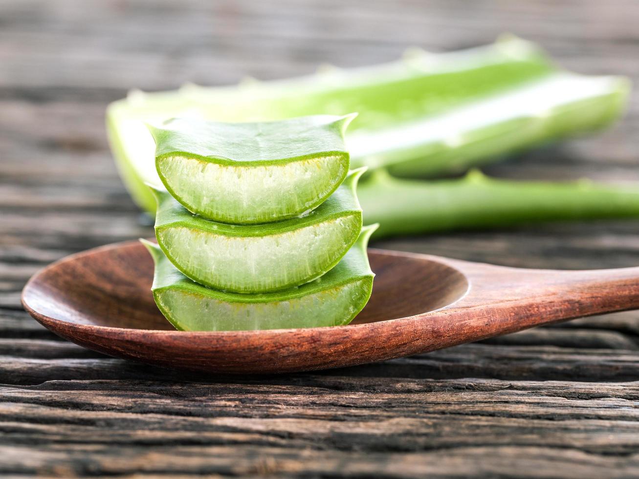 tranches d'aloe vera dans une cuillère photo