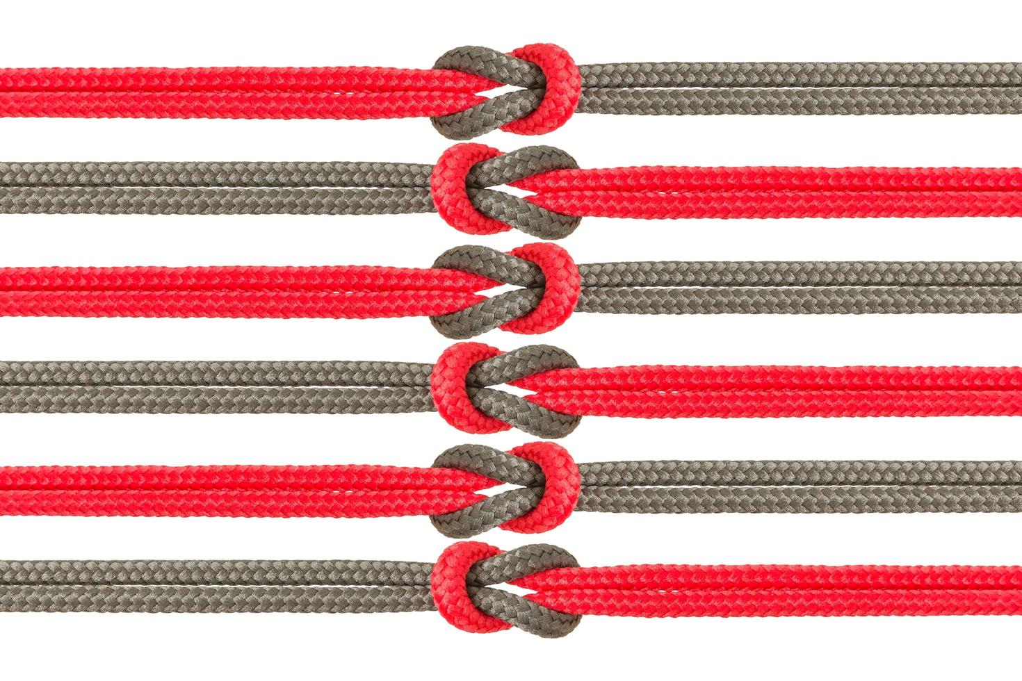 Différentes cordes attachées ensemble isolé sur fond blanc photo