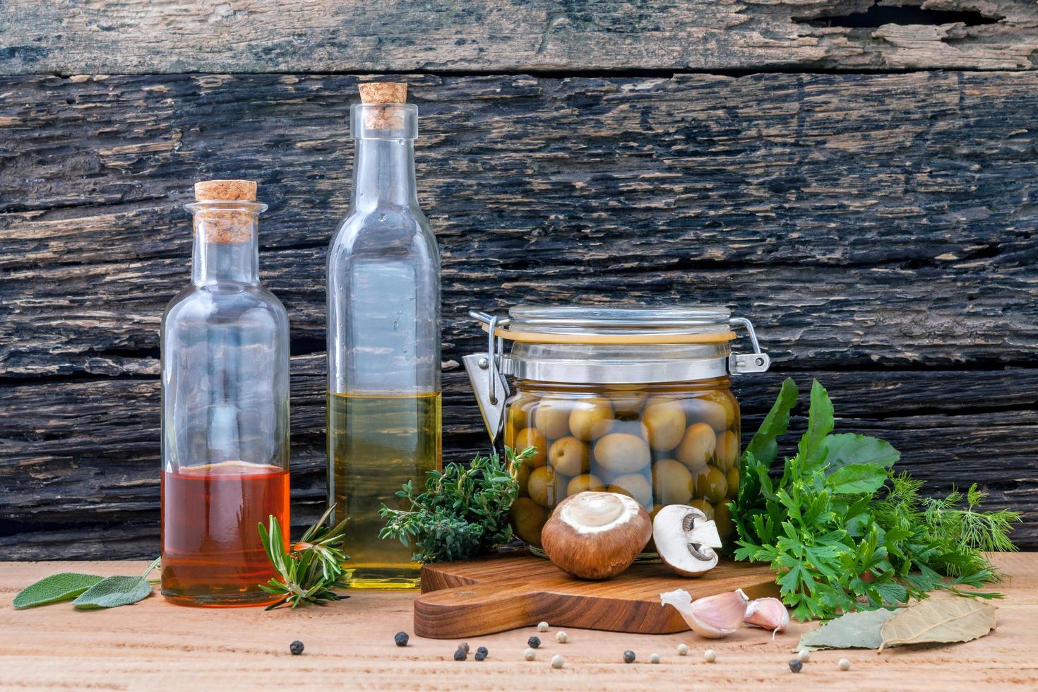 huiles de cuisson et légumes et herbes fraîches photo