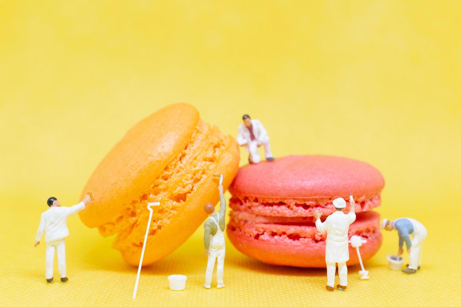 Peintres miniatures macarons à colorier sur fond jaune photo