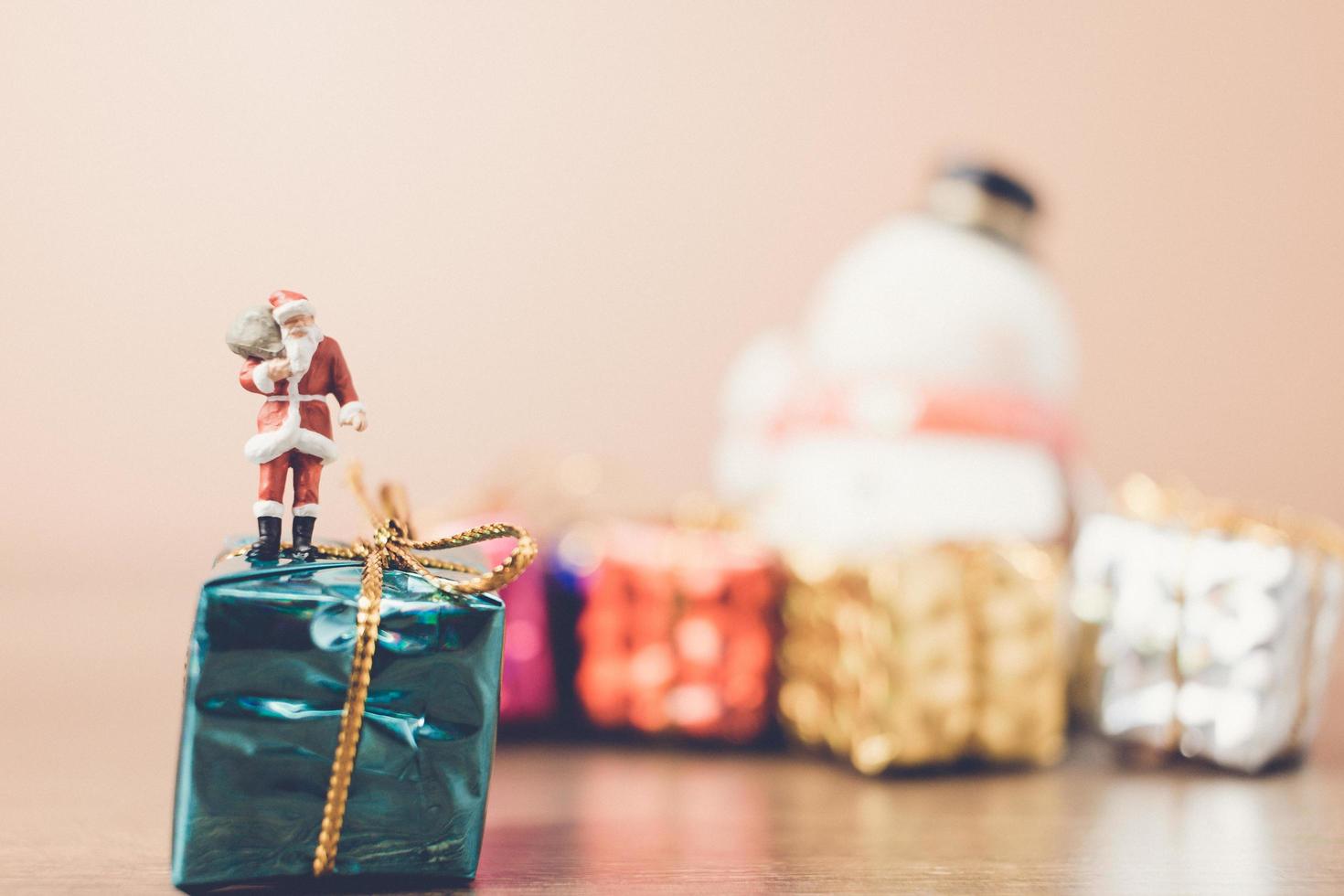 Père Noël miniature portant un sac, concept de célébration de Noël photo