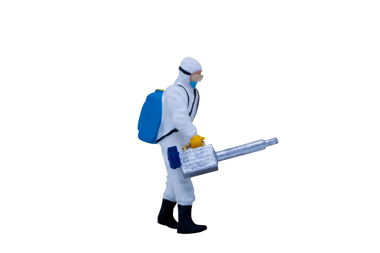 Médecin miniature avec des combinaisons de protection isolé sur fond blanc photo