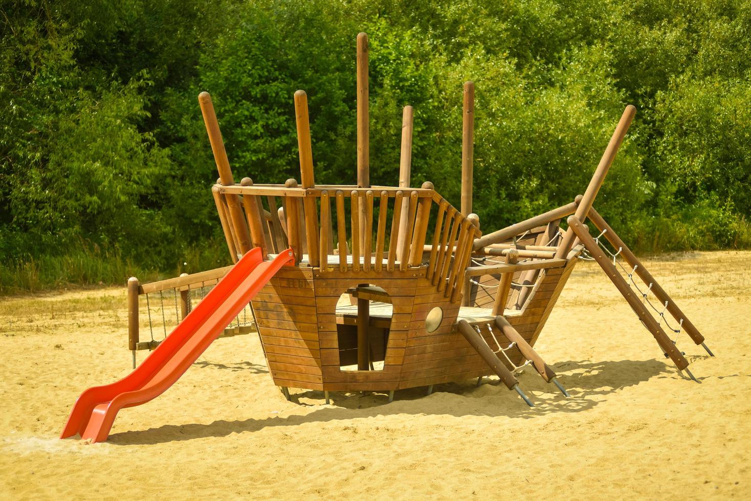 aire de jeux pour enfants équipée moderne par une journée ensoleillée photo