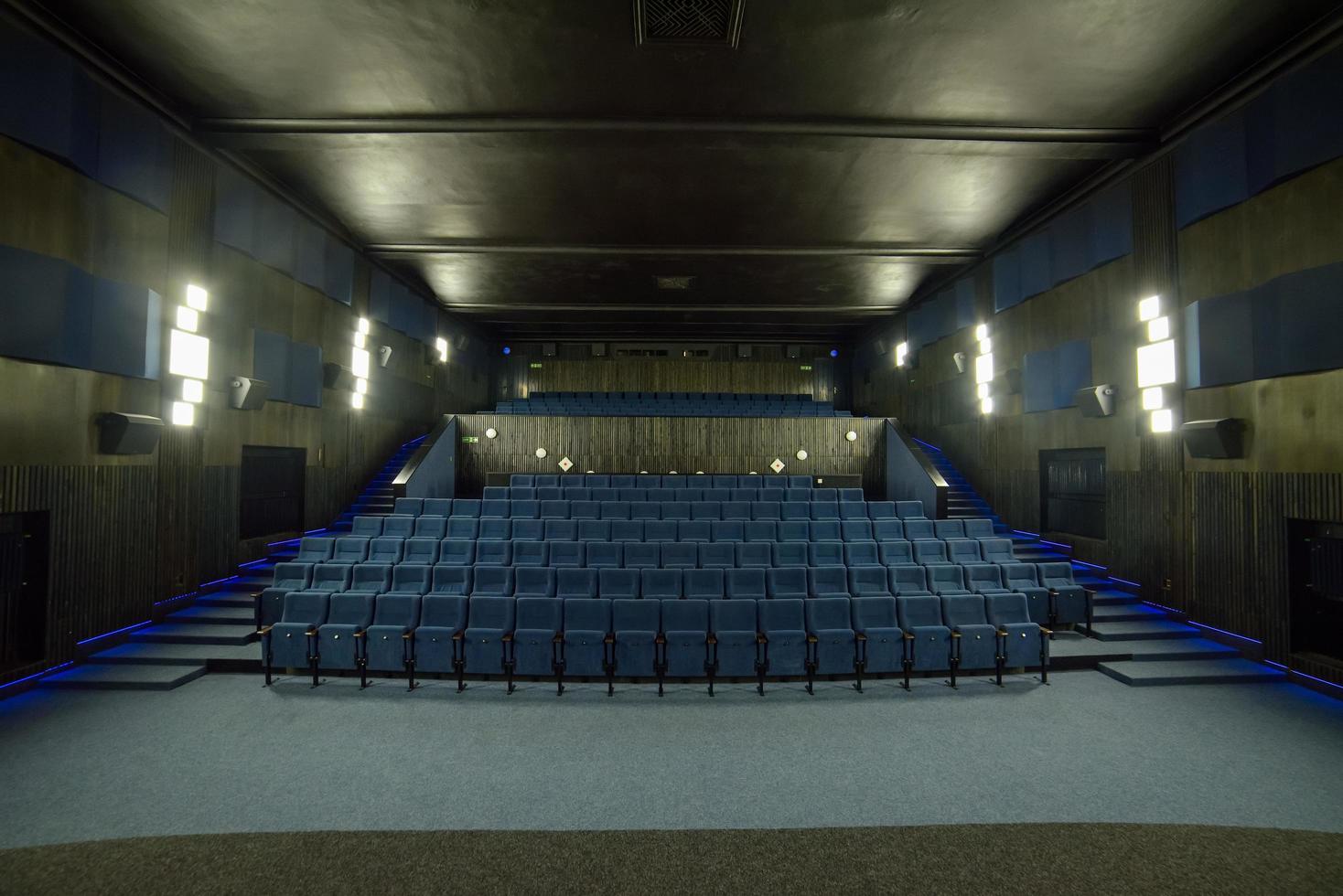 sièges bleus confortables vides dans le cinéma vide photo