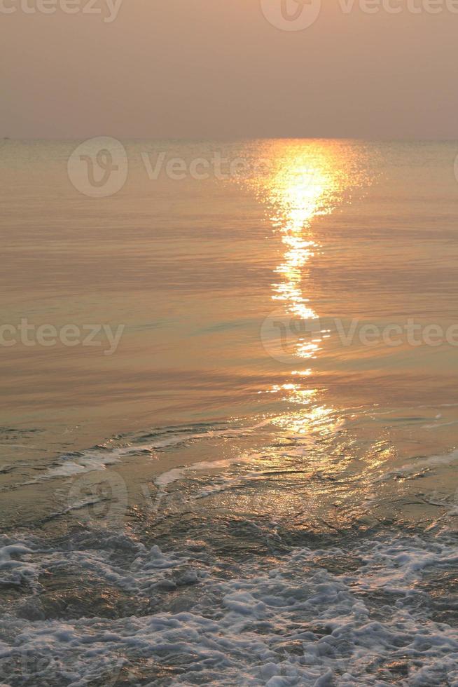 le Soleil est en hausse, le Soleil est brillant, le Matin mer à cha-suis plage photo