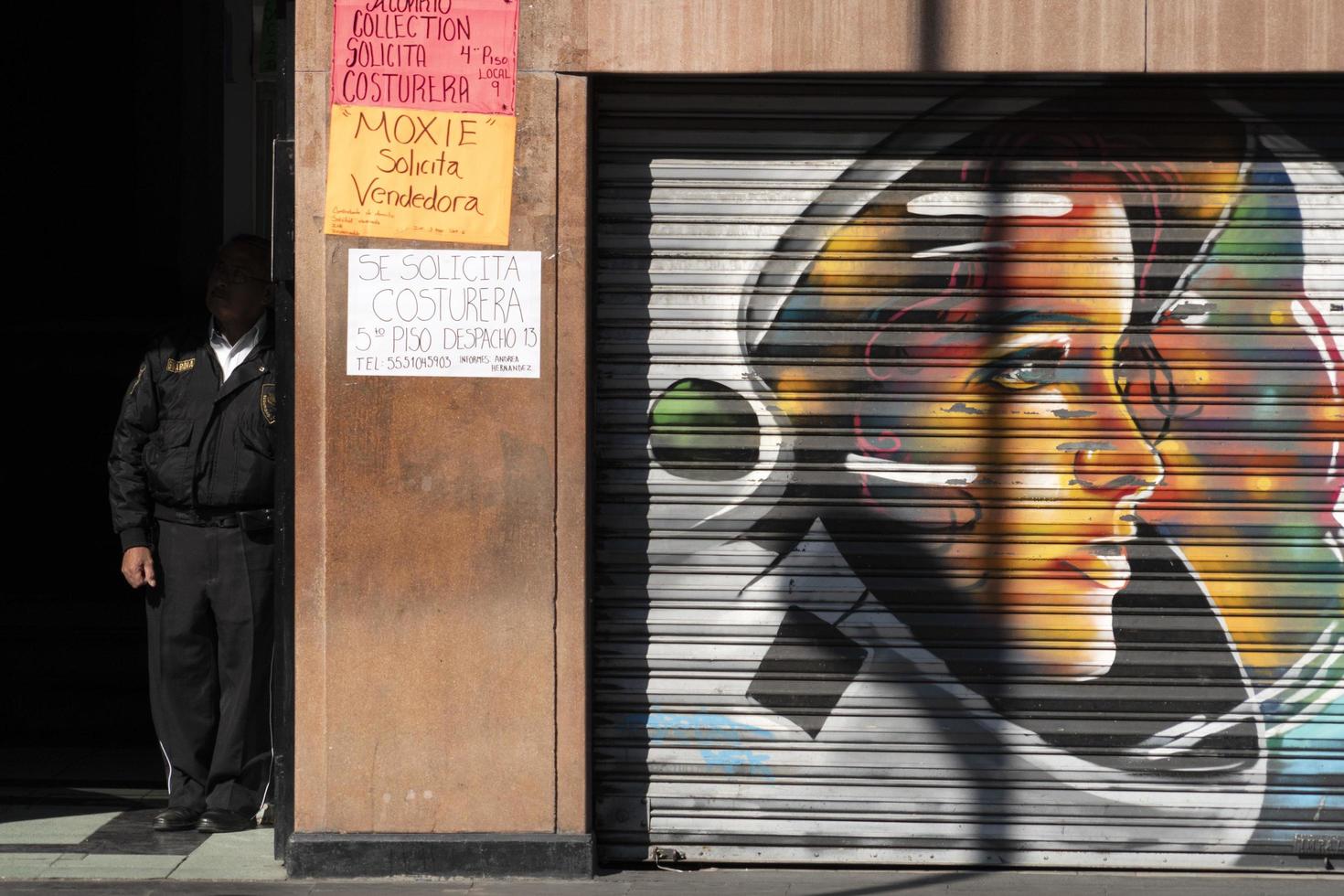 Mexique ville, Mexique - janvier 30 2019 - tout le magasins rouleau vers le bas portes avoir vaporisateur peint graffiti photo