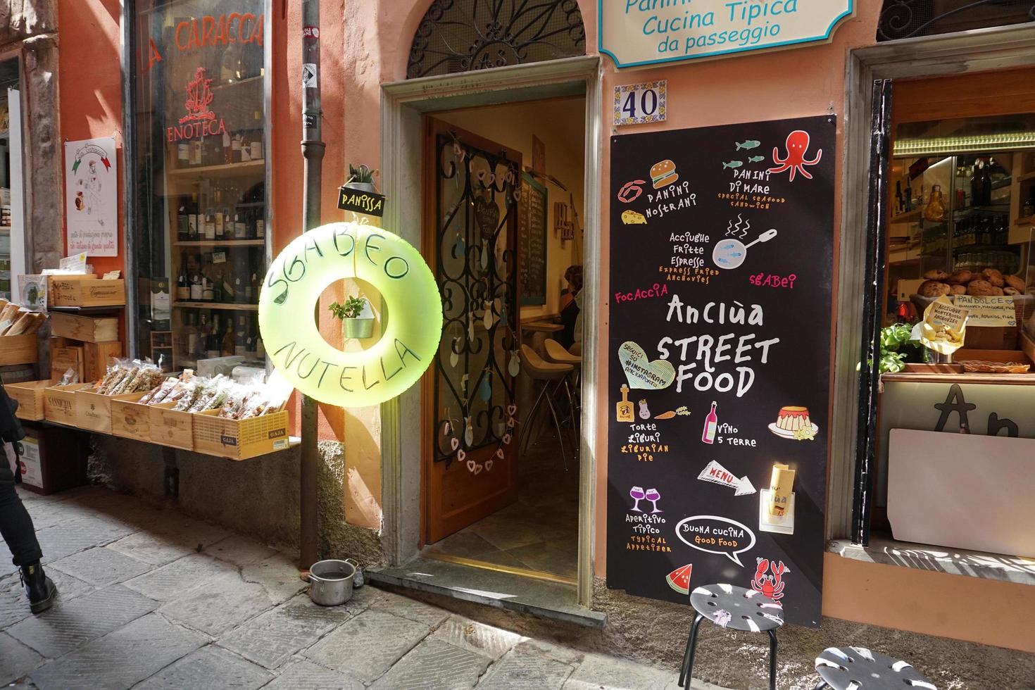 portovenere, italie - 24 septembre 2017 - de nombreux touristes dans un village italien pittoresque photo