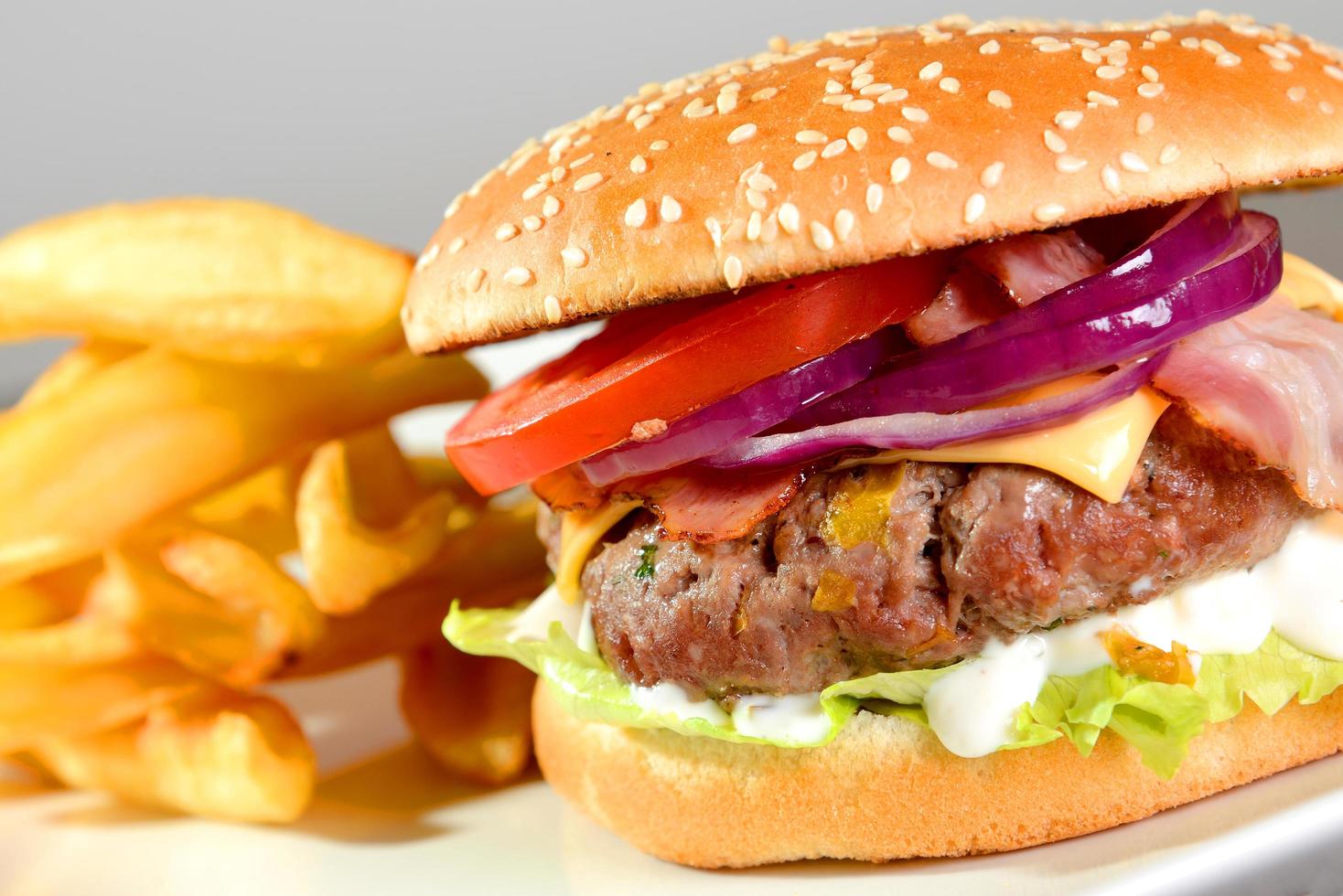 burger avec frites photo