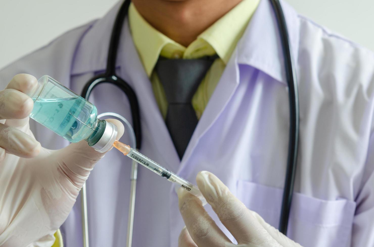 professionnel de la santé extrayant un vaccin covid photo