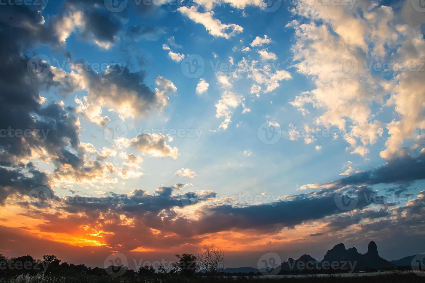 magnifique ciel et des nuages pendant crépuscule temps. le coucher du soleil. photo