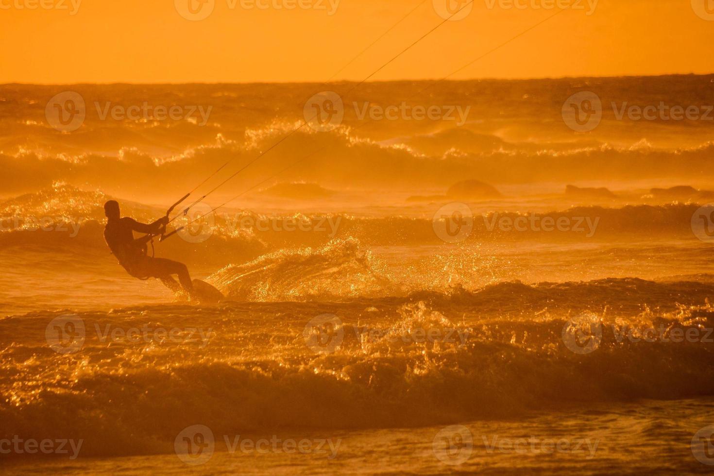kitesurfeur à le coucher du soleil photo