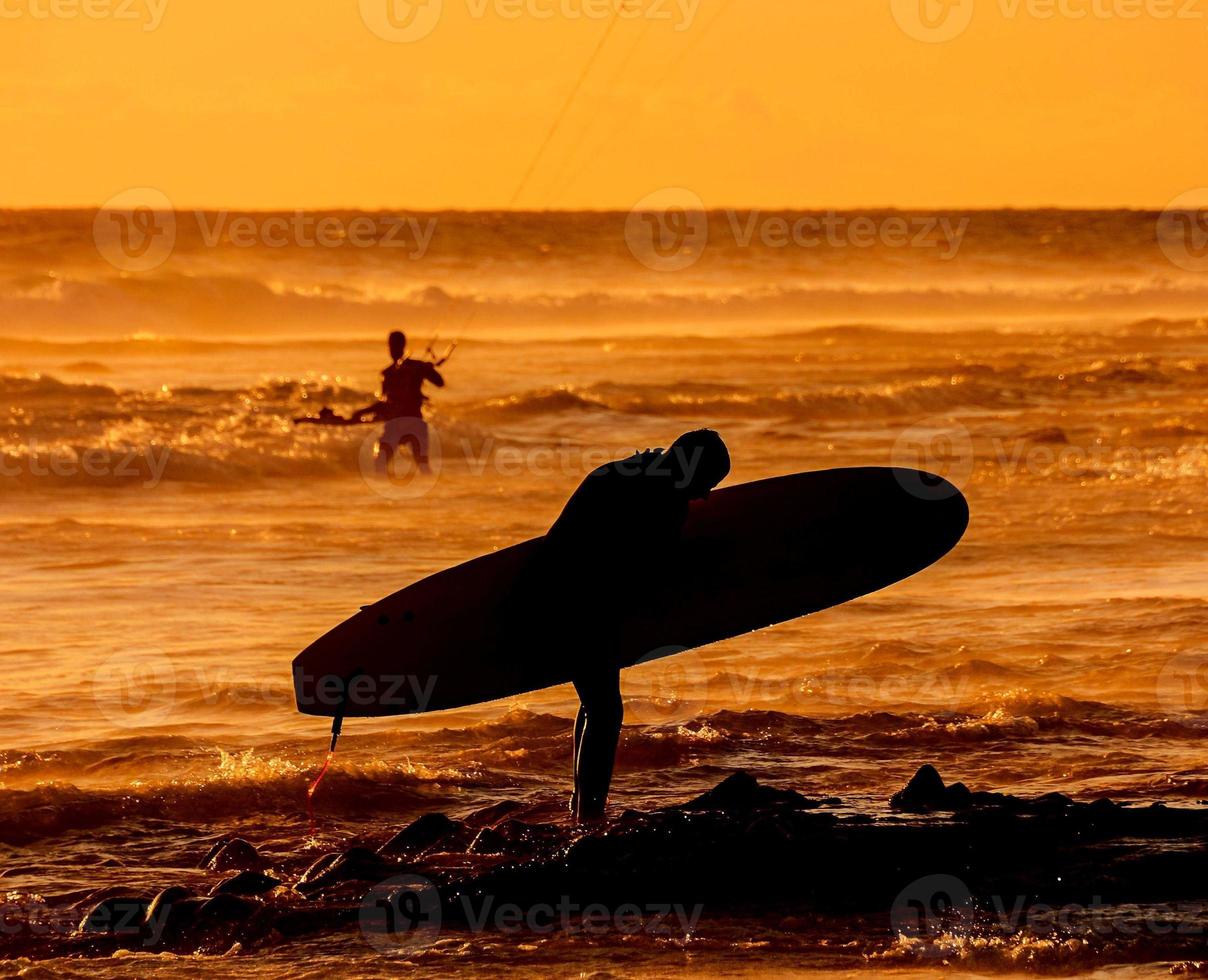 surfeur au coucher du soleil photo