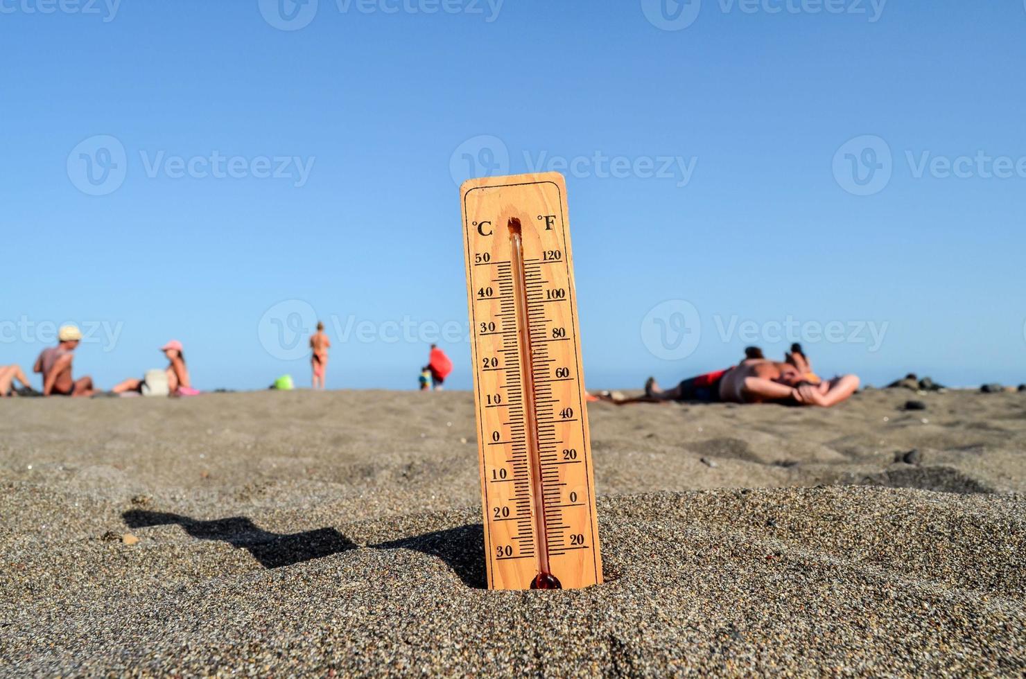 thermomètre dans le sable photo