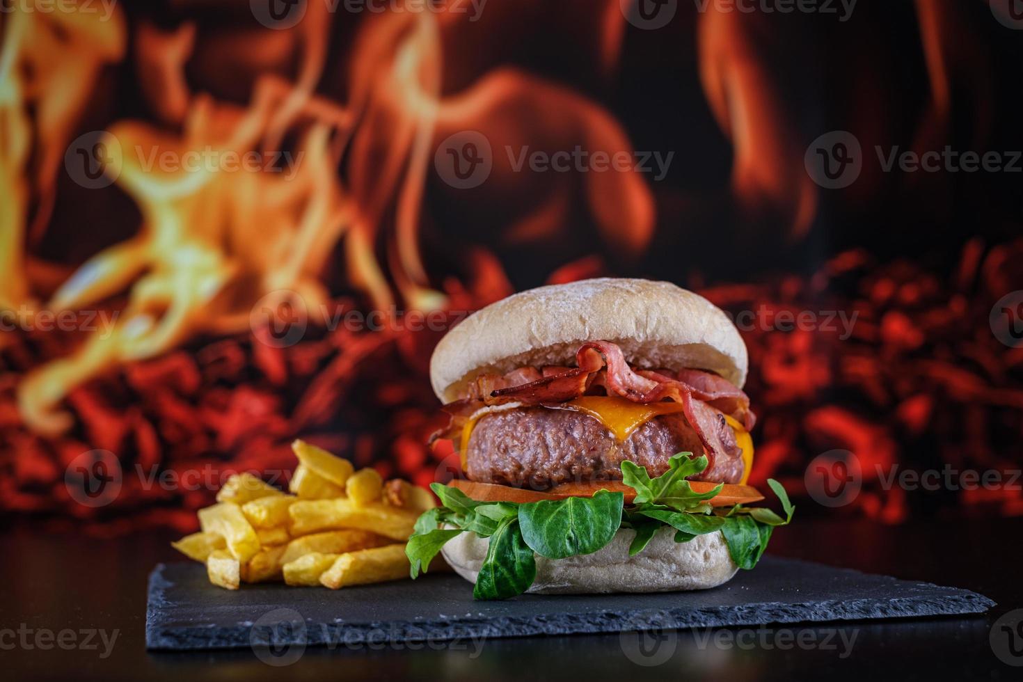 hamburgers avec frites avec assiette photo