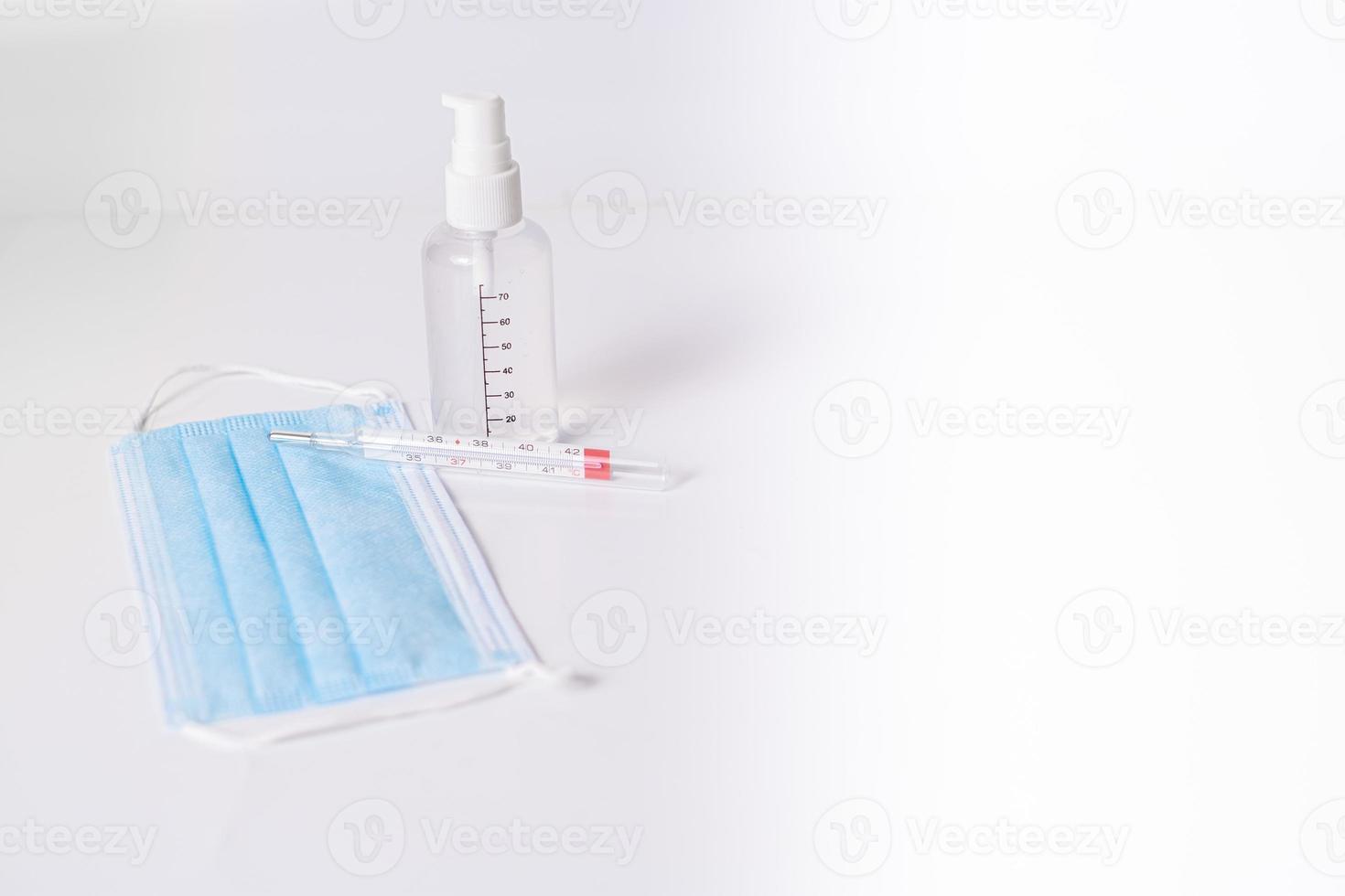 masque chirurgical avec thermomètre et gel désinfectant photo