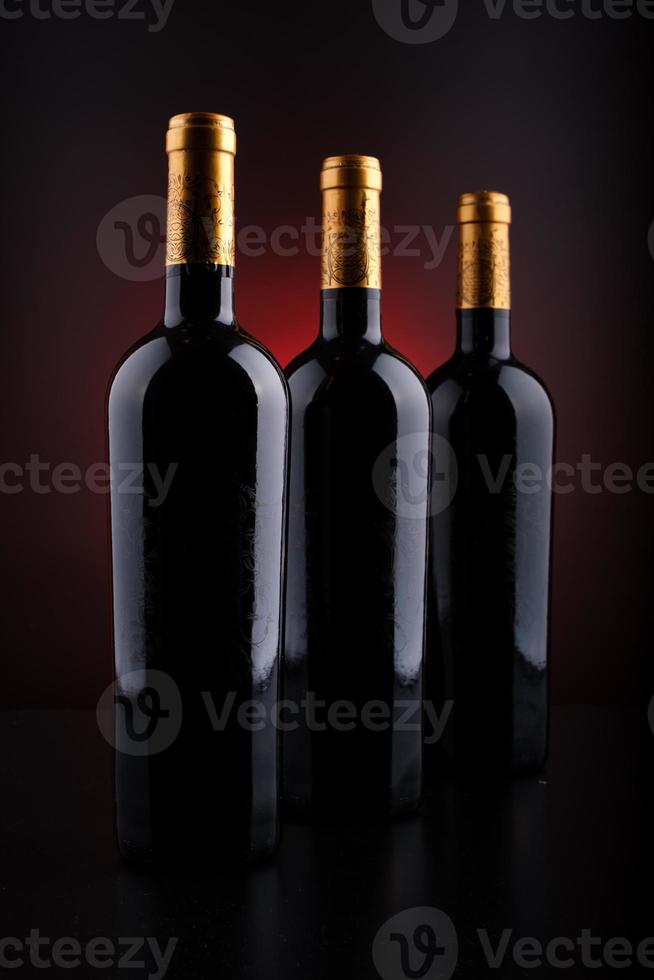 bouteilles de vin avec fond noir et rouge photo