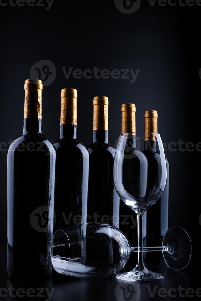 bouteilles de vin et verre avec fond noir photo