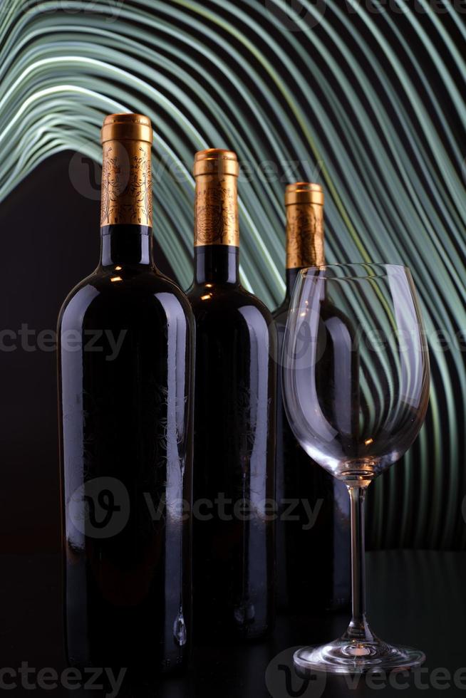 bouteilles de vin et verre avec fond de lignes blanches photo