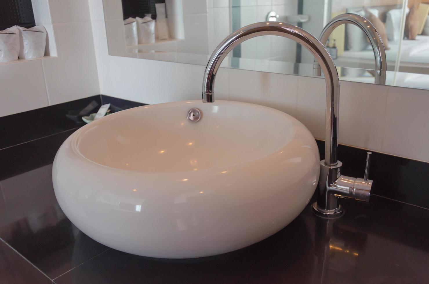 lavabo rond dans la salle de bain photo