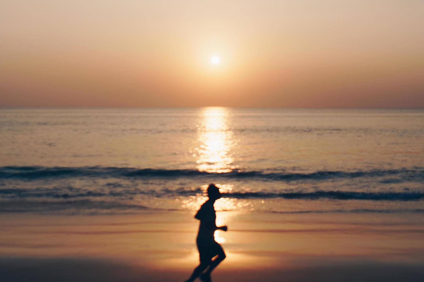 coucher de soleil sur la plage de la nature tropicale photo