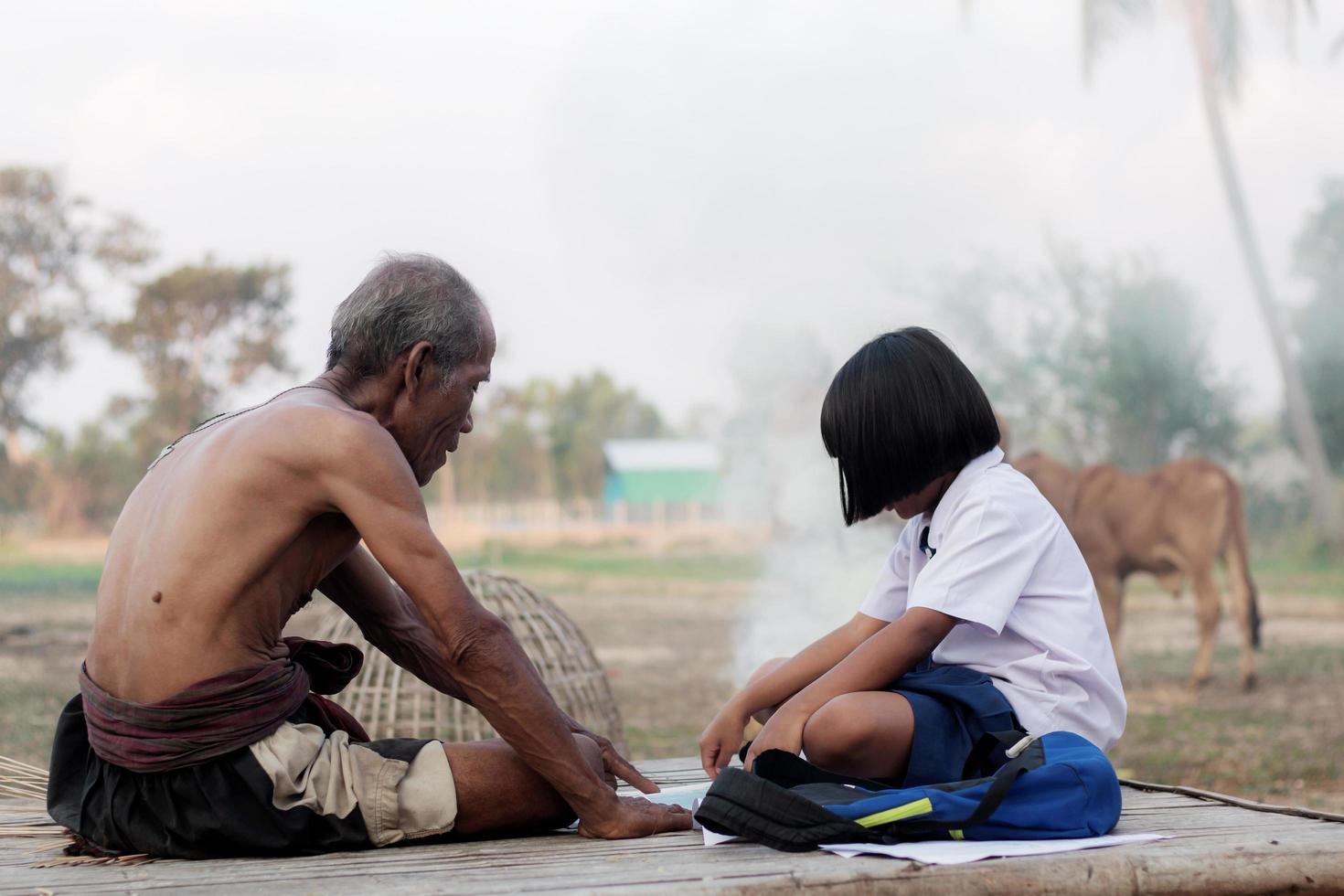 vieil homme et fille à la campagne photo