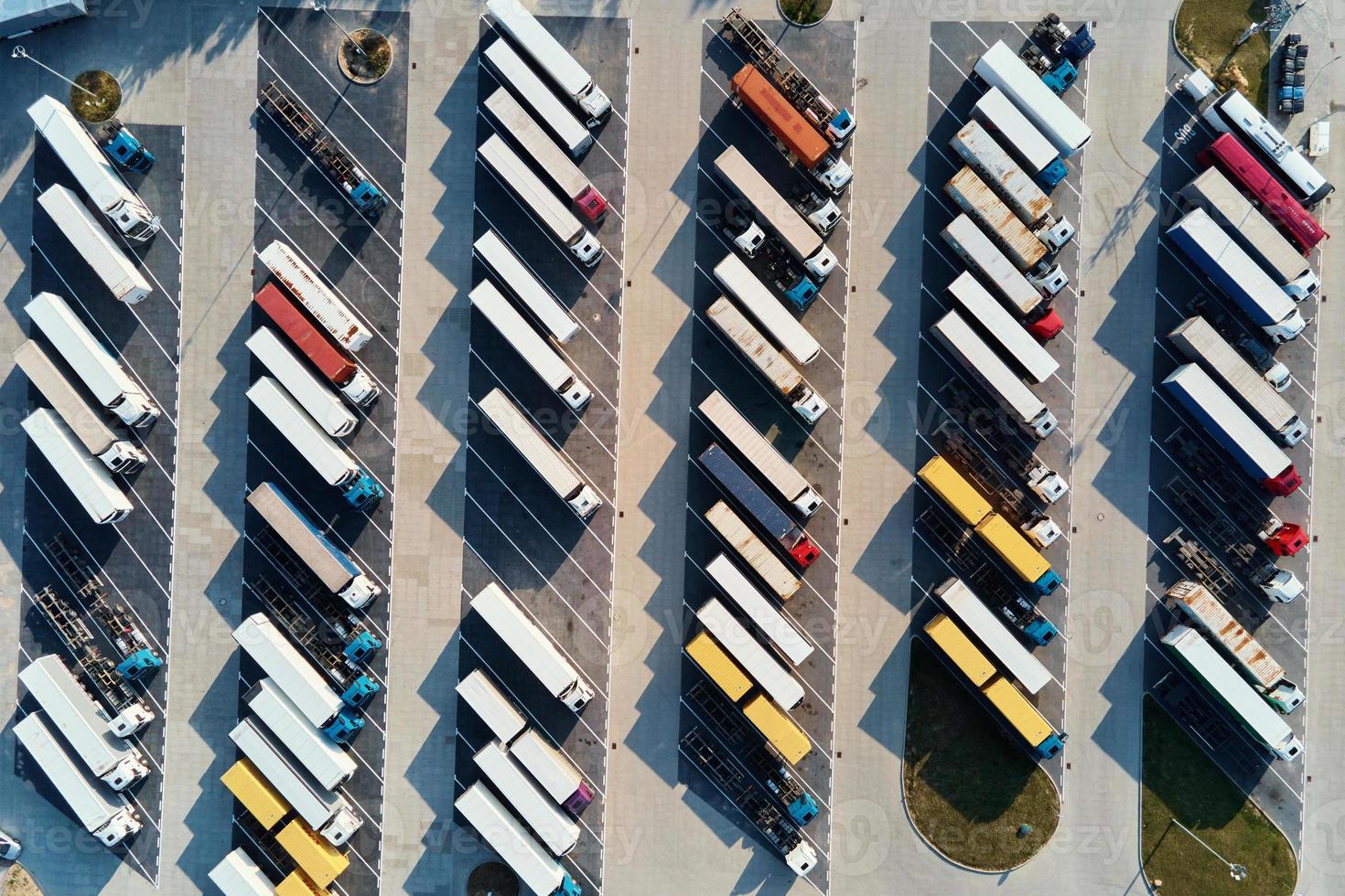 vue de dessus parking avec camions garés photo