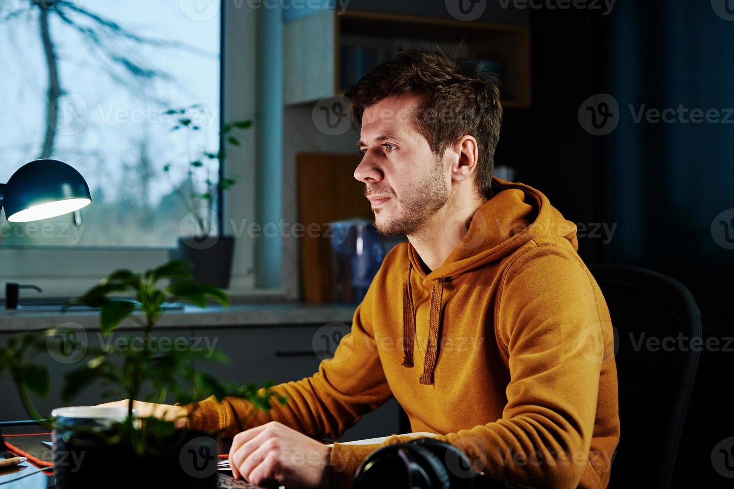 l'homme travaille à distance au bureau à domicile, à l'aide d'un ordinateur photo