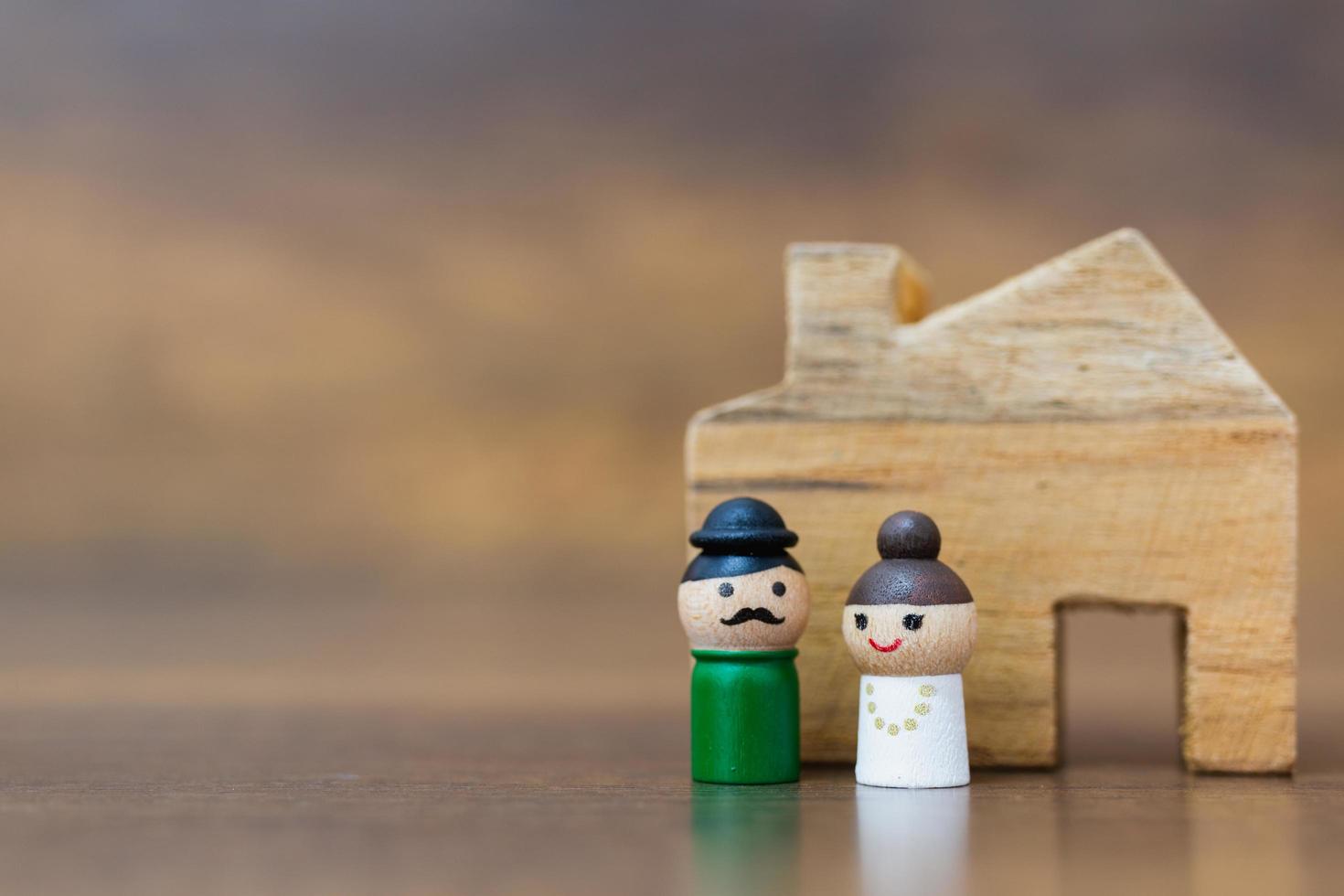 Poupées en bois miniatures avec des visages heureux sur un fond en bois photo