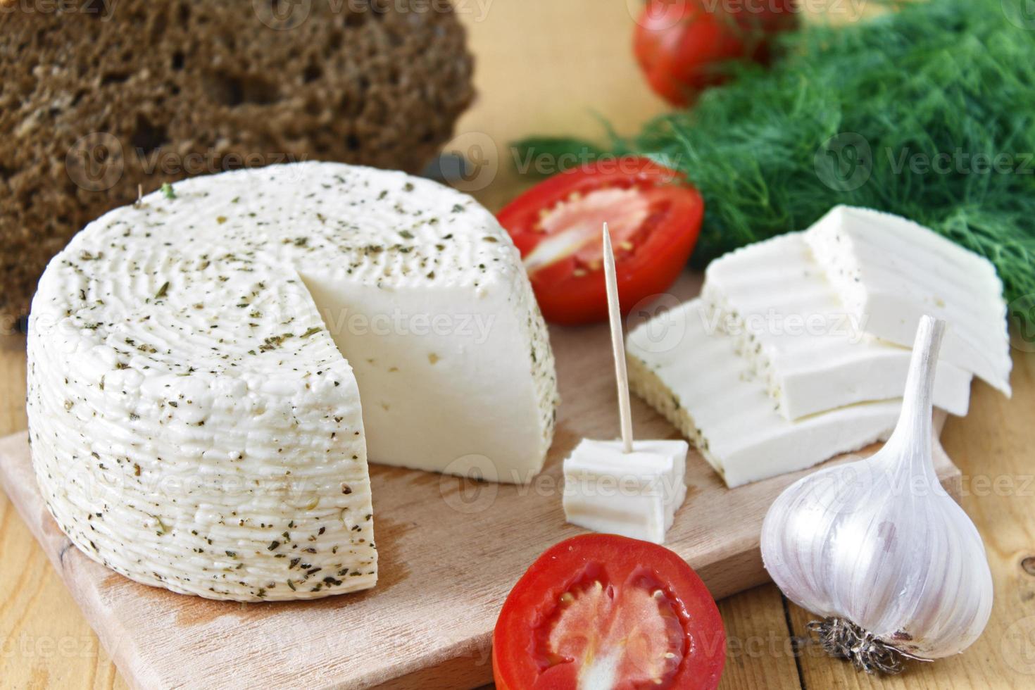 fromage blanc, pain, tomates et ail sur fond de bois photo