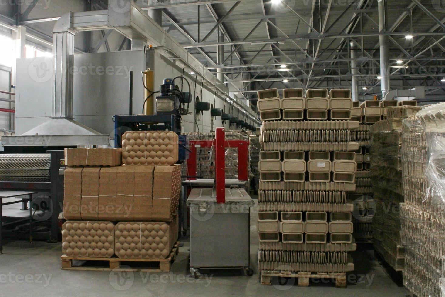 entrepôt de stockage avec marchandises emballées sur palette en bois à l'usine de papier recyclé. préparation expédition des produits. installation de logistique, de transport et de distribution pour la livraison. fret de la chaîne d'approvisionnement photo