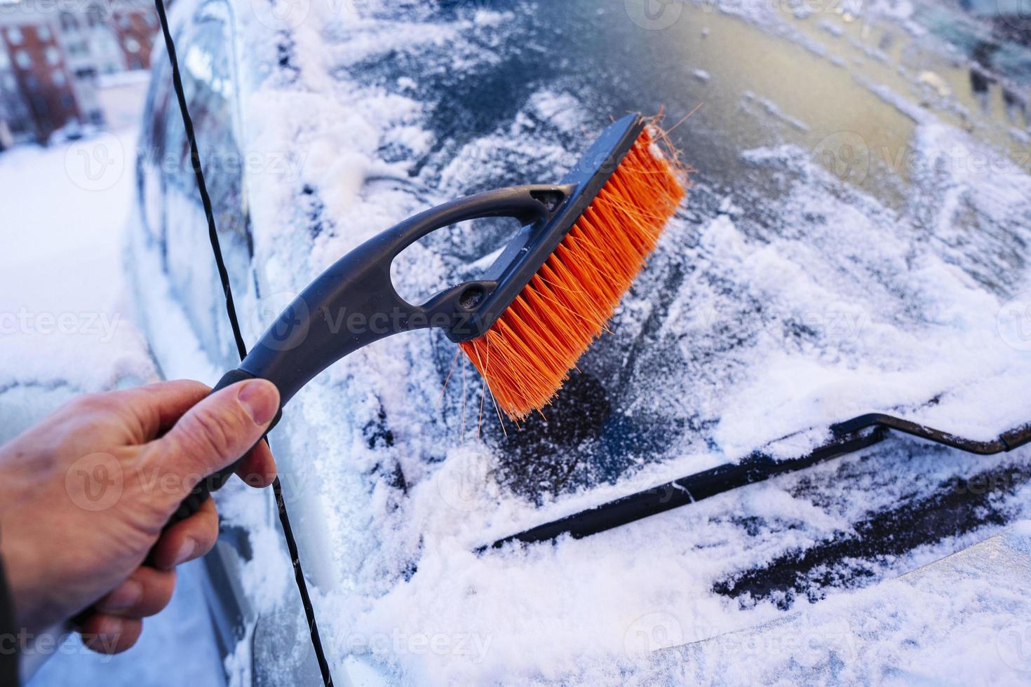 voiture brosse-grattoir pour nettoyage le voiture de neige et la glace  21033154 Photo de stock chez Vecteezy