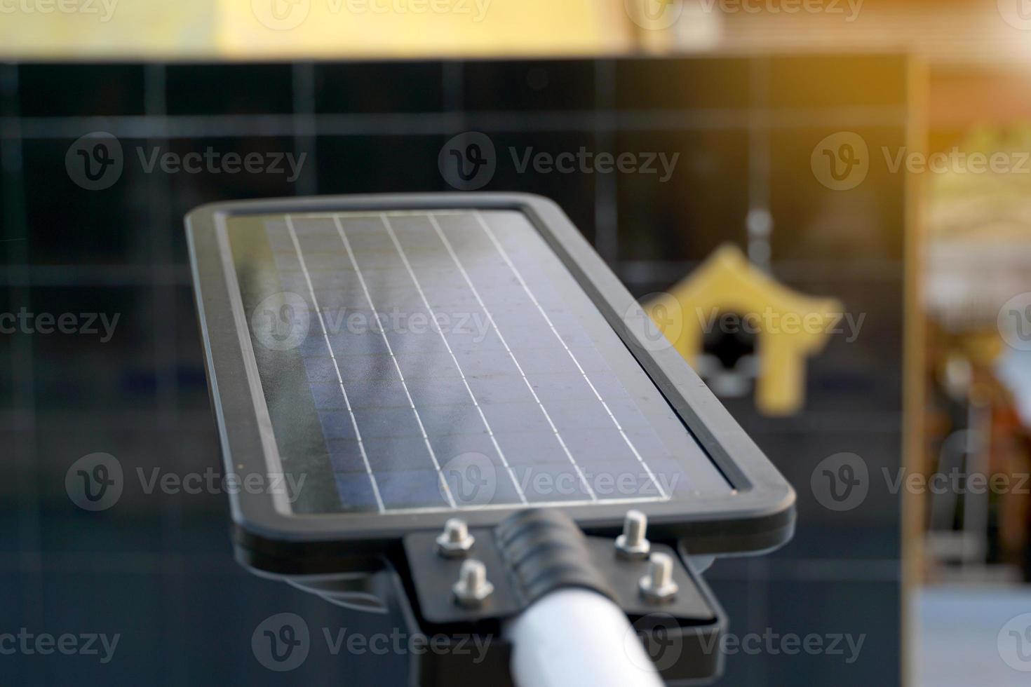 lampadaire de l'énergie solaire qui génère de l'électricité à partir de panneaux solaires. mise au point douce et sélective. photo