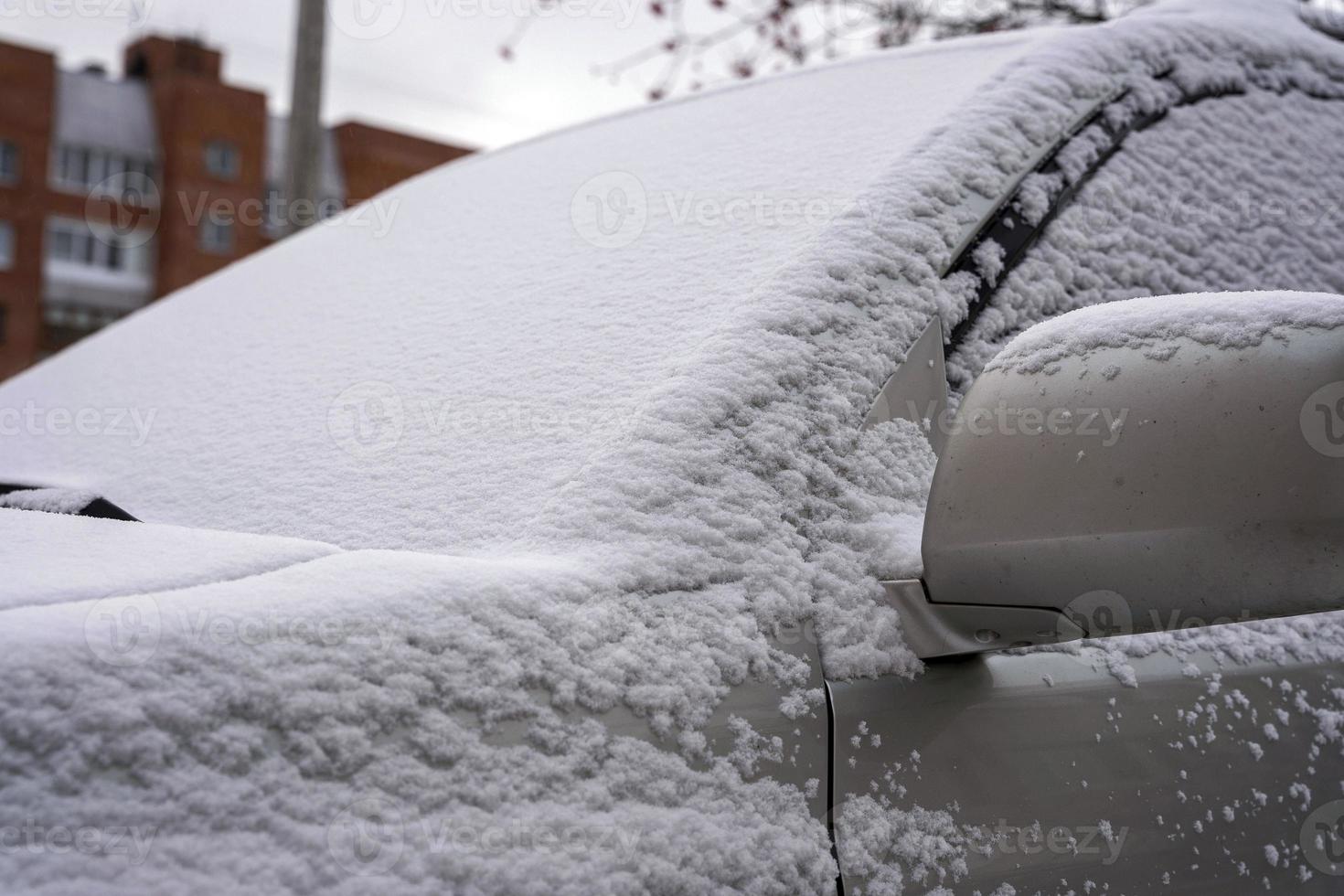 La Voiture Congelée a Couvert La Neige Dans Le Jour D'hiver, Le