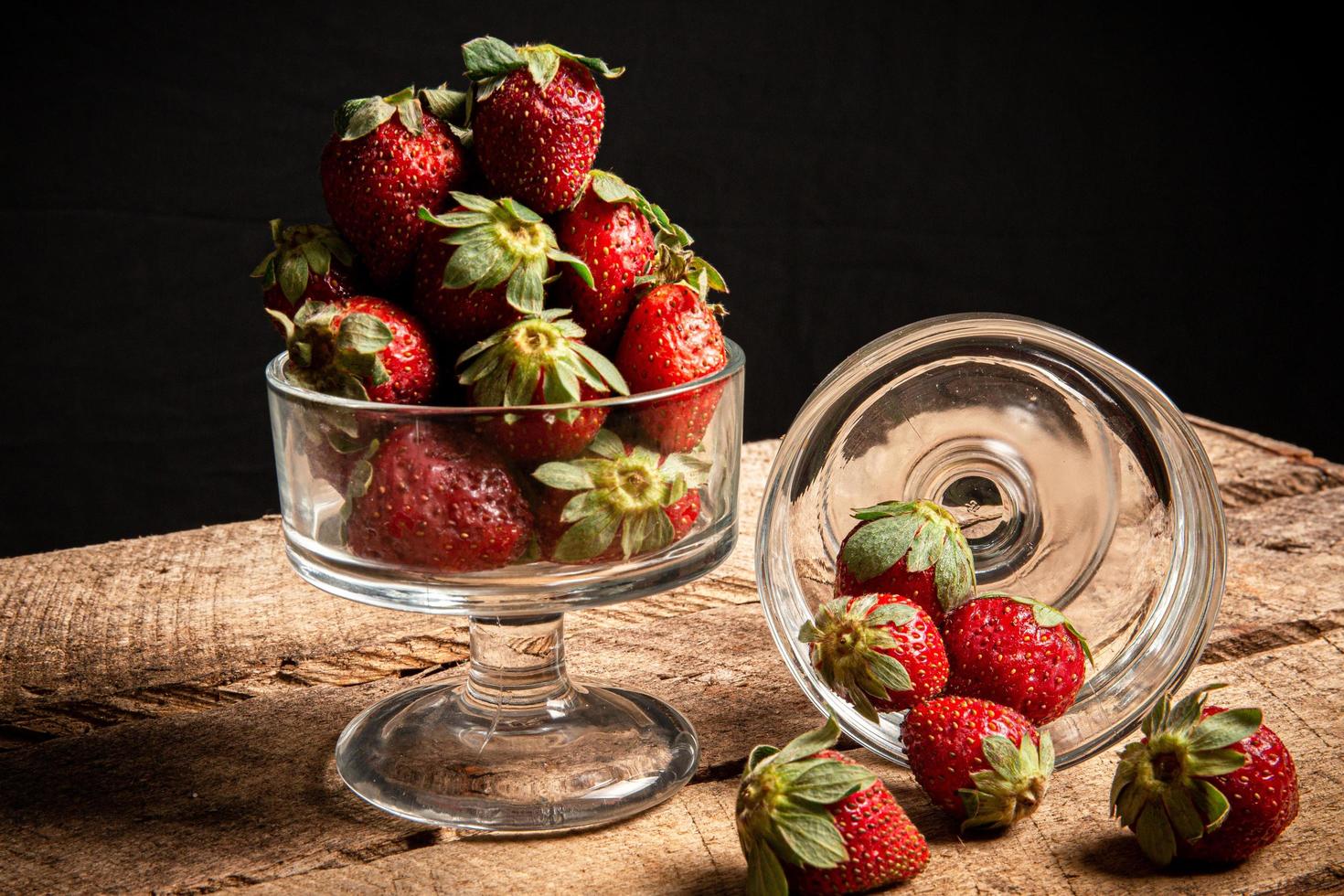 fraises dans un verre sur une table photo