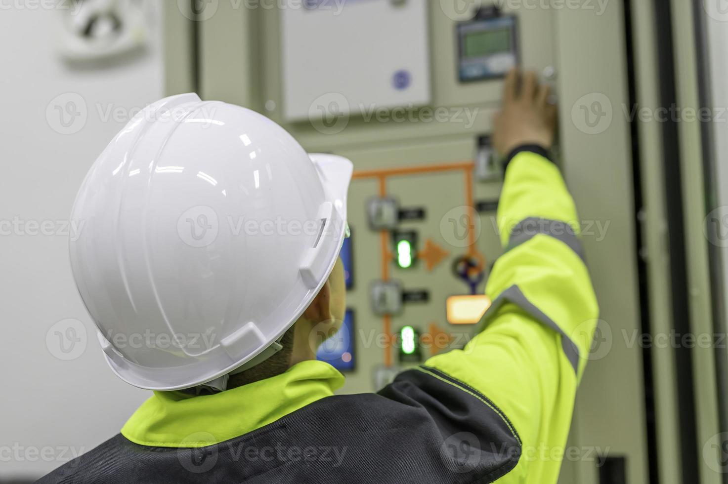 ingénieur électricien vérifiant la tension à l'armoire de distribution électrique dans la salle de contrôle, maintenance préventive annuelle, électricien thaïlandais travaillant dans l'entreprise photo