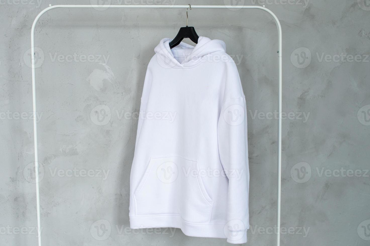 une ensemble de maquettes de une blanc sweat à capuche ,poche, pendaison sur une cintre, en portant dans le sien mains, une sweat-shirt avec plis. photo