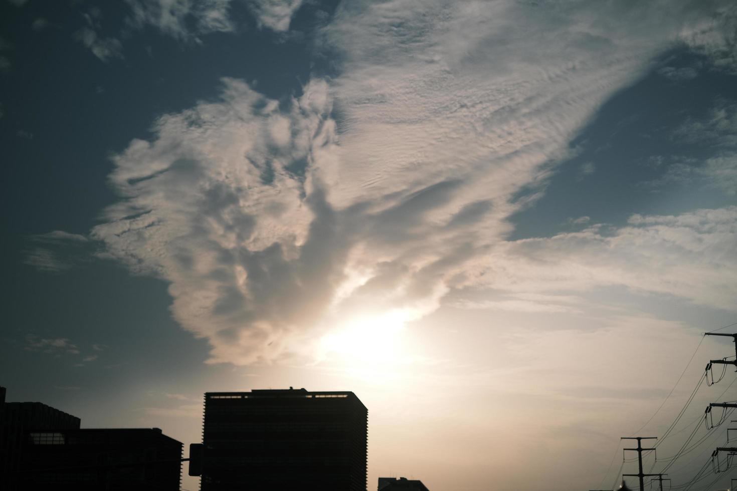 le coucher du soleil ciel plein de des nuages photo