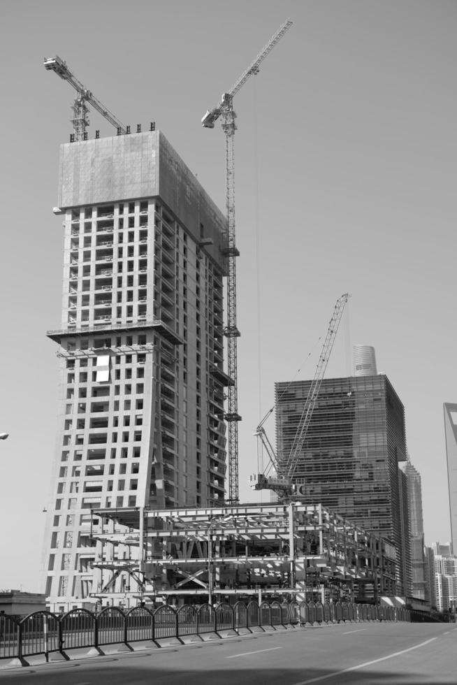 noir et blanc bâtiment en dessous de construction photo