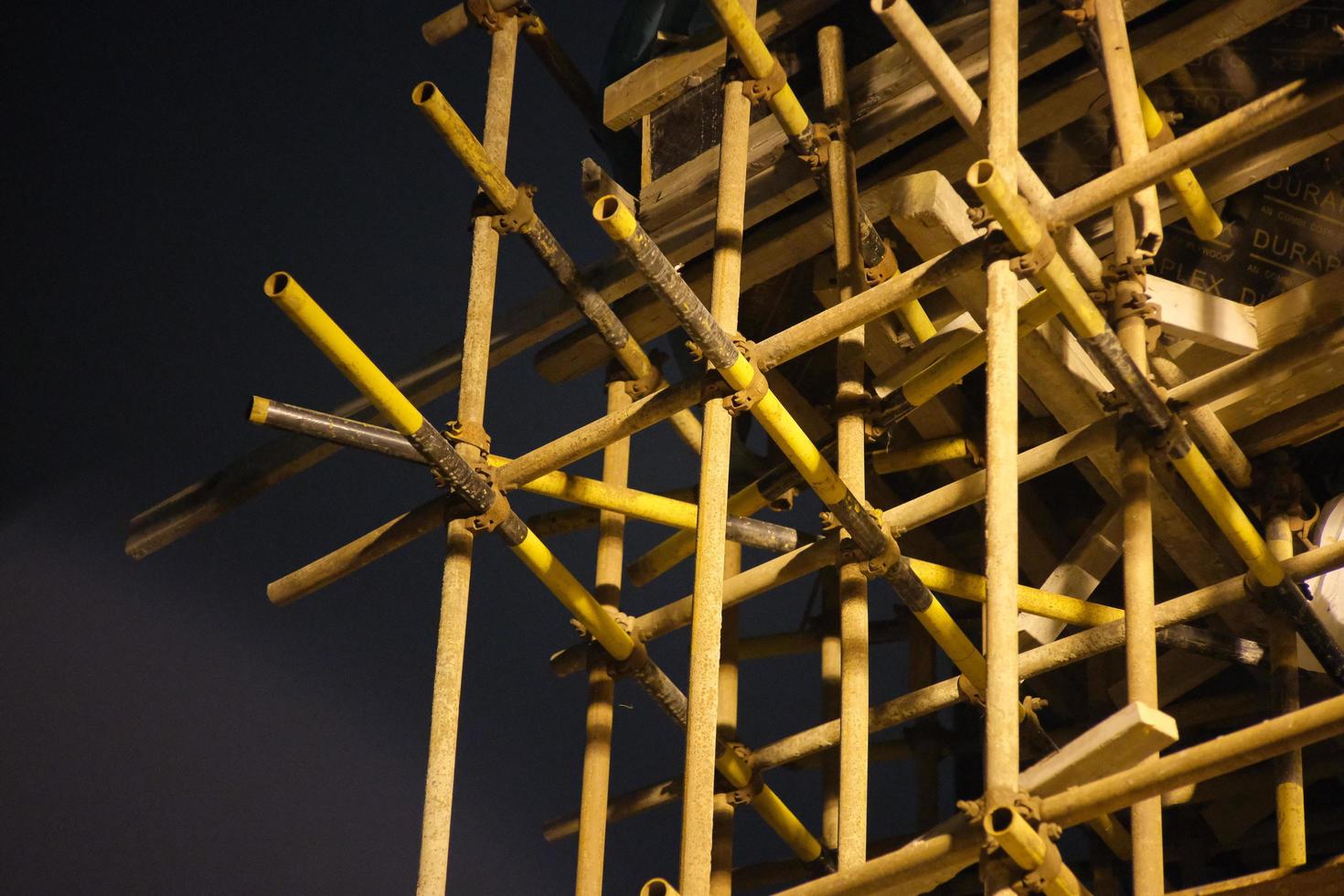 jaune-noir échafaud sur le construction site photo